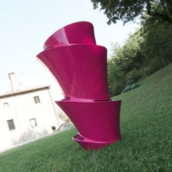 Vertical is the latest innovation in garden architecture.  A fiberglass vase with spiral-shaped vertical lines that unfold,  capturing light and shadows.  By Twentyone studio.