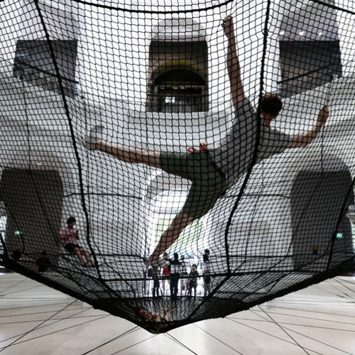 French firm Atelier YokYok has conceived the Soft Dome, a site-specific installation designed for the Rotunda space of the National Museum of Singapore on the occasion of the Children’s Season 2017.