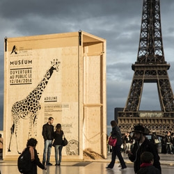 To celebrate the opening to the general public on April 12 the  Zoological Park of Paris, with french agency ubi bene, go on with a guerrilla marketing campaign featuring open animal crates in the city centre.