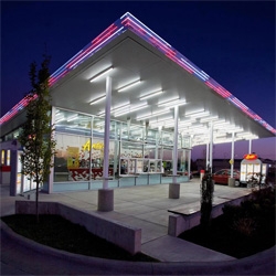 Huffy Projects designed a new Andy´s Frozen Custard franchise restaurant, incorporating passive strategies for  energy saving, use of recycled materials and water reuse.  Result is a transparent lamp at night.