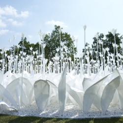 Have you ever seen a flower bed made entirely of paper? Well, look no further! Folding for Peace is a white paper garden in Nagasaki, Japan realized by Swiss designer Anouk Vogel. The patch of faux flowers are aligned in a circular bed...