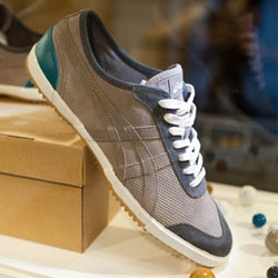 Asics and french magazine Shoes-Up collaborated to create a special edition of the Retro Rocket, the sneaker worn by japanese pupils in 70s. Each pair is delivered with a bag of marbles.