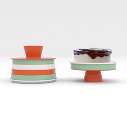 Babette is a cake carrier which turns into a cake stand. Designed by Michela Voglino for the first edidion of BMW Creative Lab, powered by Guzzini.