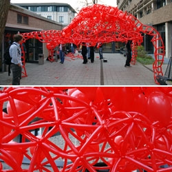 2000 balloons and a bottle of helium for five hours in the hands of 12 students at Cologne University of Applied Sciences—