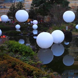 The Roppongi Art Night hosted Floating Instrument by teamLab and Hideaki Takahashi, which is a sound and interaction based installation with colorful inflatables. 