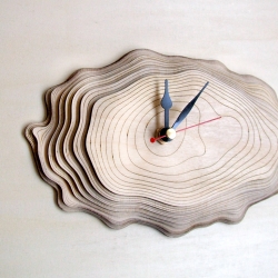 The Bark Clock One is made of seven layers of precisely cut and engraved wood. The layers of wood resemble the growth rings of a tree. 