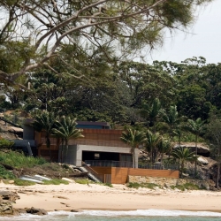 A bunker-like beach retreat. Perfect: views, location and design.  Clinton Murray is the architect responsible for this award winning design and lots of fab  Modern Residential Architecture in Australia. 