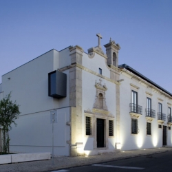 In the small coastal town of Ílhavo, what remains of the Manor Visconde de Almeida, a 17th century noble house,  ARX Portugal Arquitectosa has created a modern library. Part of the old façade remains, giving the library a classic side.