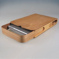 Very nice laptop case from Philadelphia based freelance designer Brian Kelly. The laptop case is formed from two bend panels of plywood which slide along one another to encase the laptop computer.