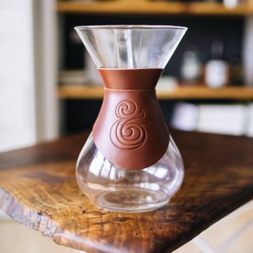 Upgrade your coffee setup with this one-piece leather Chemex collar. Handcrafted in the USA from full-grain leather and embossed with the signature Ugmonk Ampersand. 