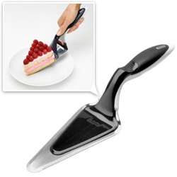 The Zyliss Cake Slicer, not only has serrated edges on both sides (for lefties and righties) but also helps slide the piece right on to the plate!