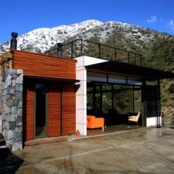 Casa Camino Los Palquis, by Francisco Carrió Arquitecto, is a lovely wood, glass and stone house perched way up in the Andean foothills outside of Santiago, Chile. 