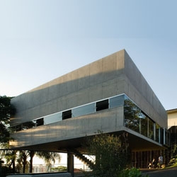 A house/studio for a brazilian architect in Sao Paulo, by MMBB Architects. A concrete cube that stands on a delicate structure for an outstanding effect.