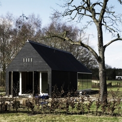 A 150 year old farmhouse located in the rural area between the nature areas of the Veluwe and the IJssel has been renovated and expanded by FARO Architecten bv.