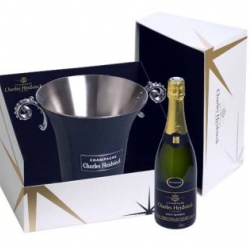 New year holidays approach in big steps! For this occasion, Charles Heidsieck reveals his casket previewed in a collectible: a waterproof leather cooler!