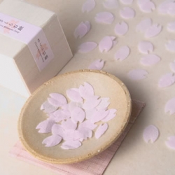 Cherry Blossoms Soap is thin and very lightweight soap looks a petal of cherry blossom. Once you soak it in water,it melt into bubbles in a blink of an eye.
