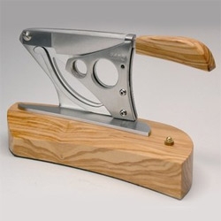 Saladini Cutlery - Art 3013, Tagliasigari da Tavolo - The ultimate handcrafted cigar cutter... in olive and horn options.