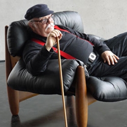 At this year’s Milan furniture fair the German manufacturer ClassiCon presented some famous classic creations by Sergio Rodriges, a real doyen of Brazilian furniture design. We had the honour of interviewing him in Milan.