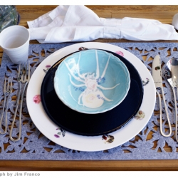 i dont usually go for pretty plates, but this spider plate featured in chow's design table settings article caught my eye.