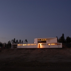 Doblevista house, located in chilean countryside, by Valenzuela & Murua Arquitectos.