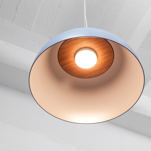 The new DUB pendant light manufactured by dreizehngrad works on a simple principle: a handmade shade of pressed aluminium is beeing supported by a wooden base.