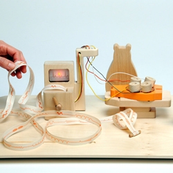 Novel Hospital Toys by Hikaru Imamura is a toy set consisting of models of machines found in the exam and surgery rooms. The toy set is designed to help explain difficult situations to children.
