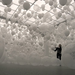 Scattered Crowd is a magnificent spatial installation featuring thousands of balloons by German choreographer William Forsythe.