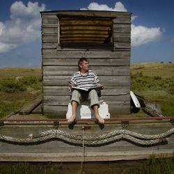 The artist Lucas Kuys is selling his tiny floating retreat, made from driftwood and the roof a grocery van, for £60,000 (ouch!), but I found plans to build a very similar one, for a lot less money.