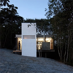 FZA designed their own office in the middle of the brazilian foster. The open concrete cube provides the necessary shelter for working, but always connected with the exterior. 