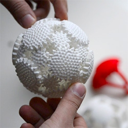 NY-based Proxy Design Studio has given Gizmodo a first glimpse of its 3D-printed spherical gear called the Mechaneu, equal parts tactile toy and mechanical sculpture, a mind-bogglingly precise intermeshing of wheels within wheels.