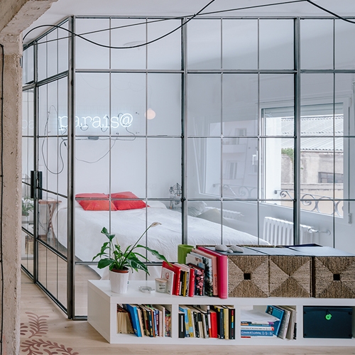 Located in Madrid, this apartment is anything but ordinary. Manuel Ocaña transformed the apartment  with glass partitions to divide the interior living spaces.