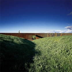 Glenburn House, in Victoria, Australia. Chosen as one of the 2008 Record Houses by Arch Record, is located on the top of a hill and blends with the surroundin landscape. By Sean Godsell.