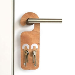 "Do not lose me" by Héctor Serrano is a key hanger that gets its design from the classic "do not disturb" signs that we all know from hotels. Clean, simple and clever!