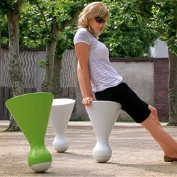 Search the right balance point in this Headstand, a fun and dynamic stool.