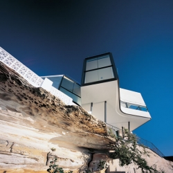 Holman House by Durbach Block Architects is set on the edge a cliff in Dover Heights. Living and dining areas cantilever out over the ocean, with amazing views from glass window structures, and a terrace with an outdoor pool.