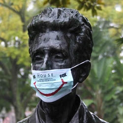 In order to communicate FOX’s 4th Season of House in Portugal, several statues were covered with medical masks containing the info about the premiere. 