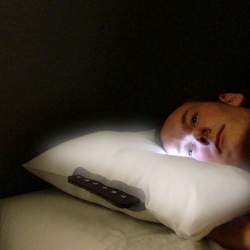 Embryo Glo Pillow by Ian Walton - The sweetest wake up. This pillow starts glowing 40 minutes before you wake up. Perfect for the alarm-clock haters!