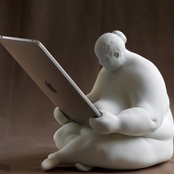 London-based artist and designer, Scott Eaton, has created a unique iPad docking station called ‘Venus of Cupertino’.