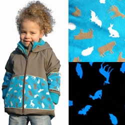 With this coat it's fun to play outside. When children are playing outside during the day the day-animals will change colour. When they are outside in the dark the night-animals will glow. Zo Design's Bessie
