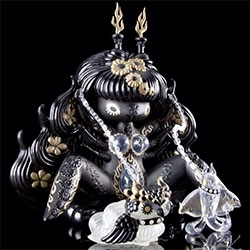 Junko Mizuno's upcoming Kuro Megami Kidrobot Black Figure - A full look at the 11" goddess cast in black vinyl with gold accents and accompanied by two clear, winged guardians.