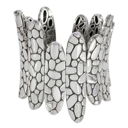 kali spike cuff bracelet by John Hardy.  yeah, let's do bracelets--rings are so earlier this afternoon. . . 
