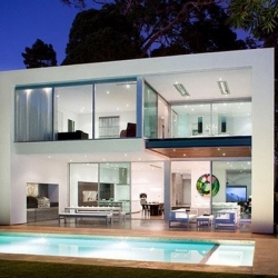 Designed by architect Steve Kent and located on 24th street in Santa Monica, this house looks like a giant gift box. 