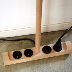 A really great multi-outlet power strip concept based on the simple design of a broom by german Philipp Scholz.