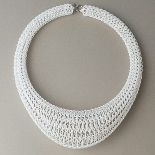 3D printed knit necklace - MONOCIRCUS. The design accentuates the unique 'knitted' structure resulting in a fascinating one-of-a-kind necklace. The impression of softness in knitted fabrics.