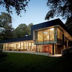 Glass, concrete and oak make up this stunning lake house in Innisfil, Ontarioa, by Canadian Kohn Shnier. 