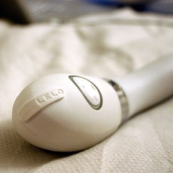 Elise review ~ unboxing and close ups of the latest gorgeously packaged and designed vibrator "pleasure object" by swedish Lelo.