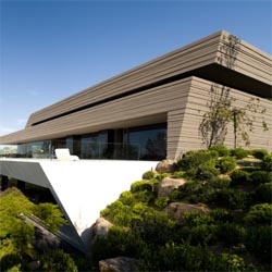 This house in Somosaguas by A-cero arquitectos has very clear lines that makes the facade more dynamic. 