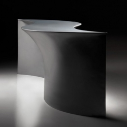 Mariù is a console table designed by the innovatory Italian design studio Altreforme. 