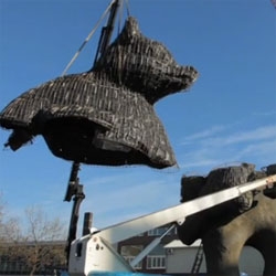 Making the steelman, a 10 m high concrete bear with pillow under it's arm situated at the Staalmanpleinbuurt, Slotervaart, Amsterdam (NL). 