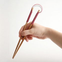 Oey's Mutsumi Hashi chopsticks are linked by delicate Japanese paper twine made from water, glue and silk (Mizuhiki). The chopsticks are handmade by artisans in Ehime.